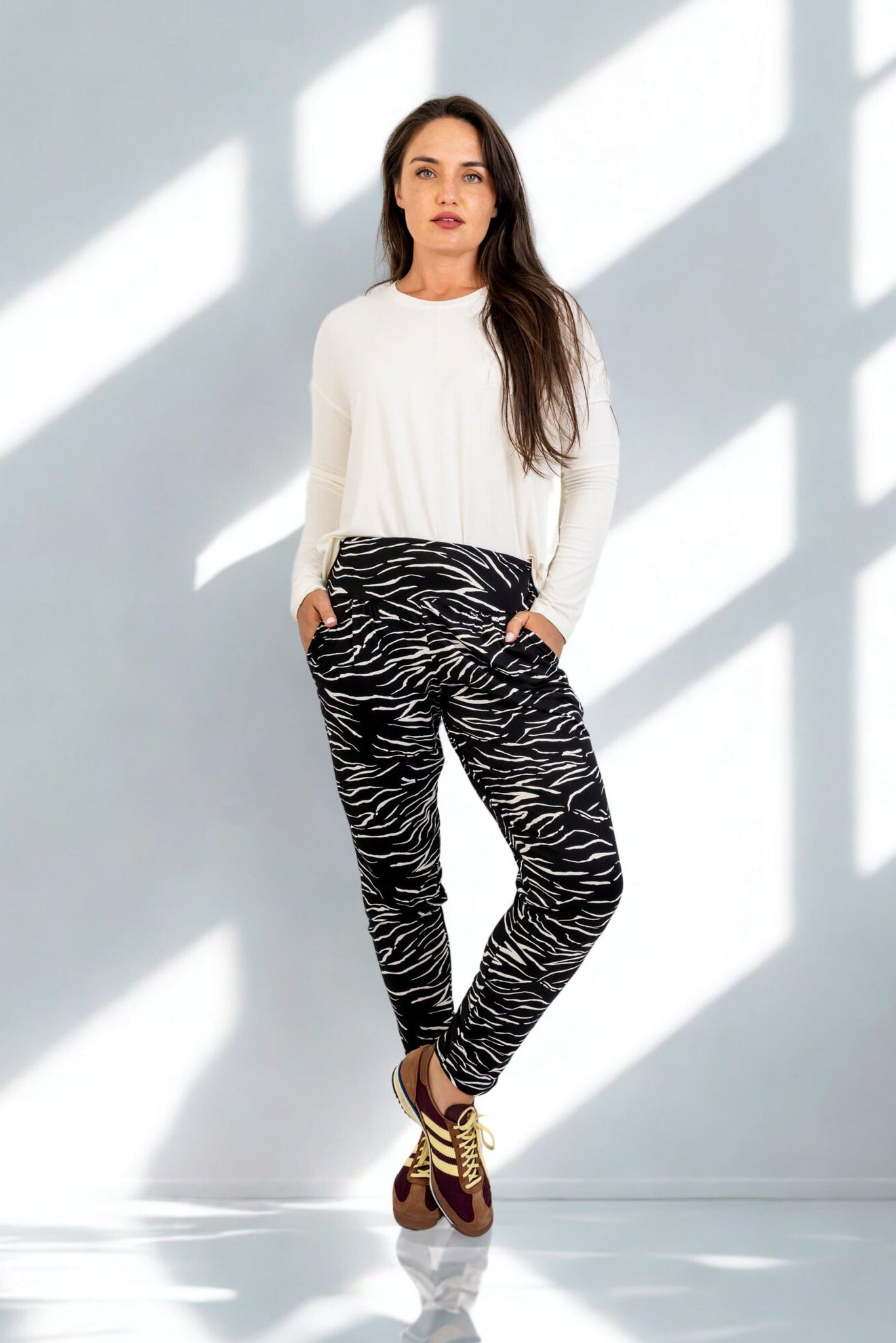 Roxanne Classic Pant - Blurred Lines, Warm Handle