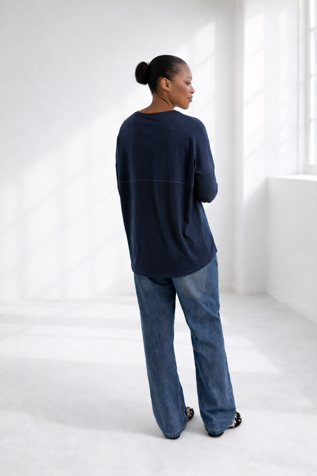 Kitt -Classic Tee with Seam Detail, Navy