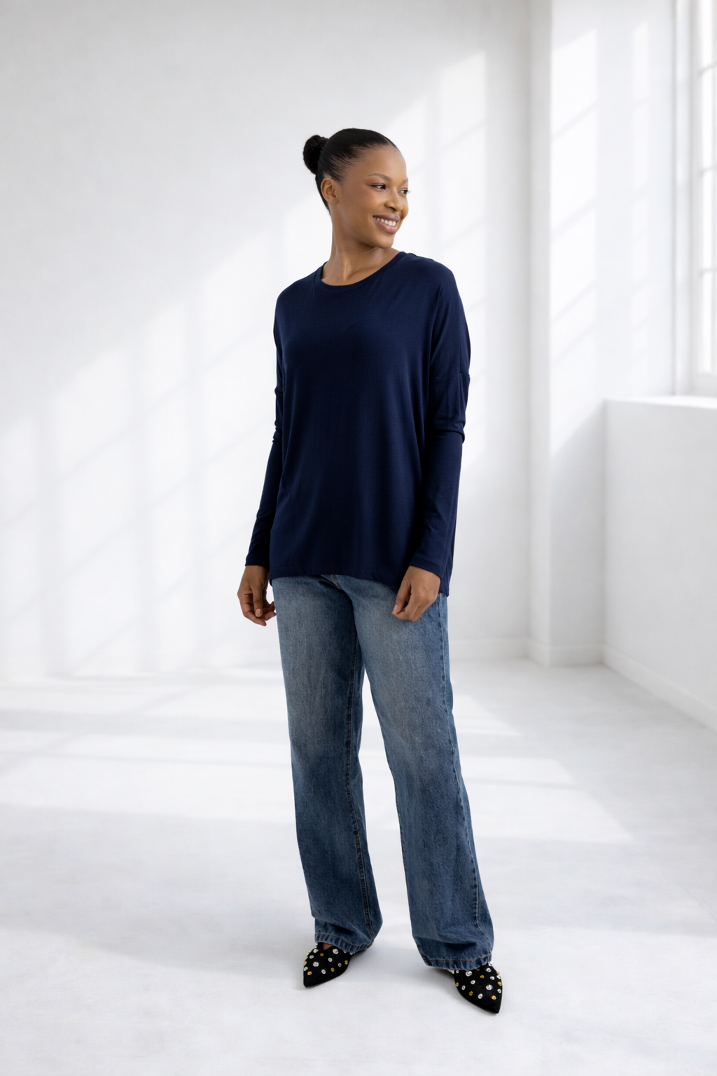 Kitt -Classic Tee with Seam Detail, Navy