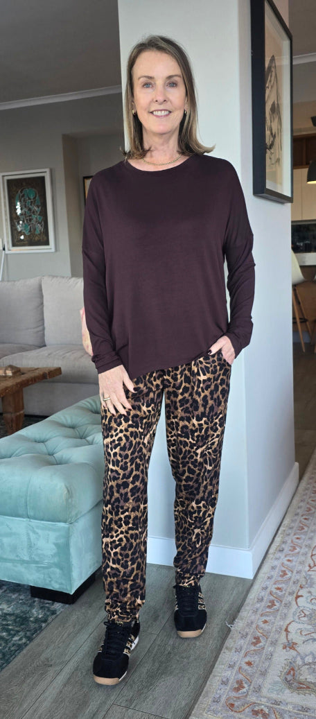 Kitt -Classic Tee with Seam Detail, Chocolate