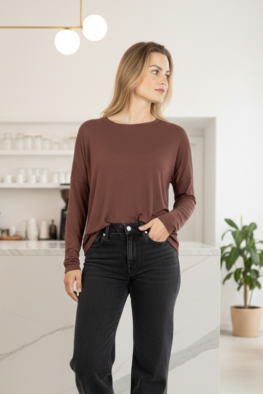 Kitt -Classic Tee with Seam Detail, Chocolate