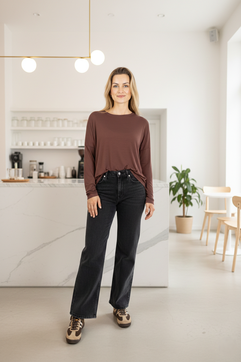 Kitt -Classic Tee with Seam Detail, Chocolate