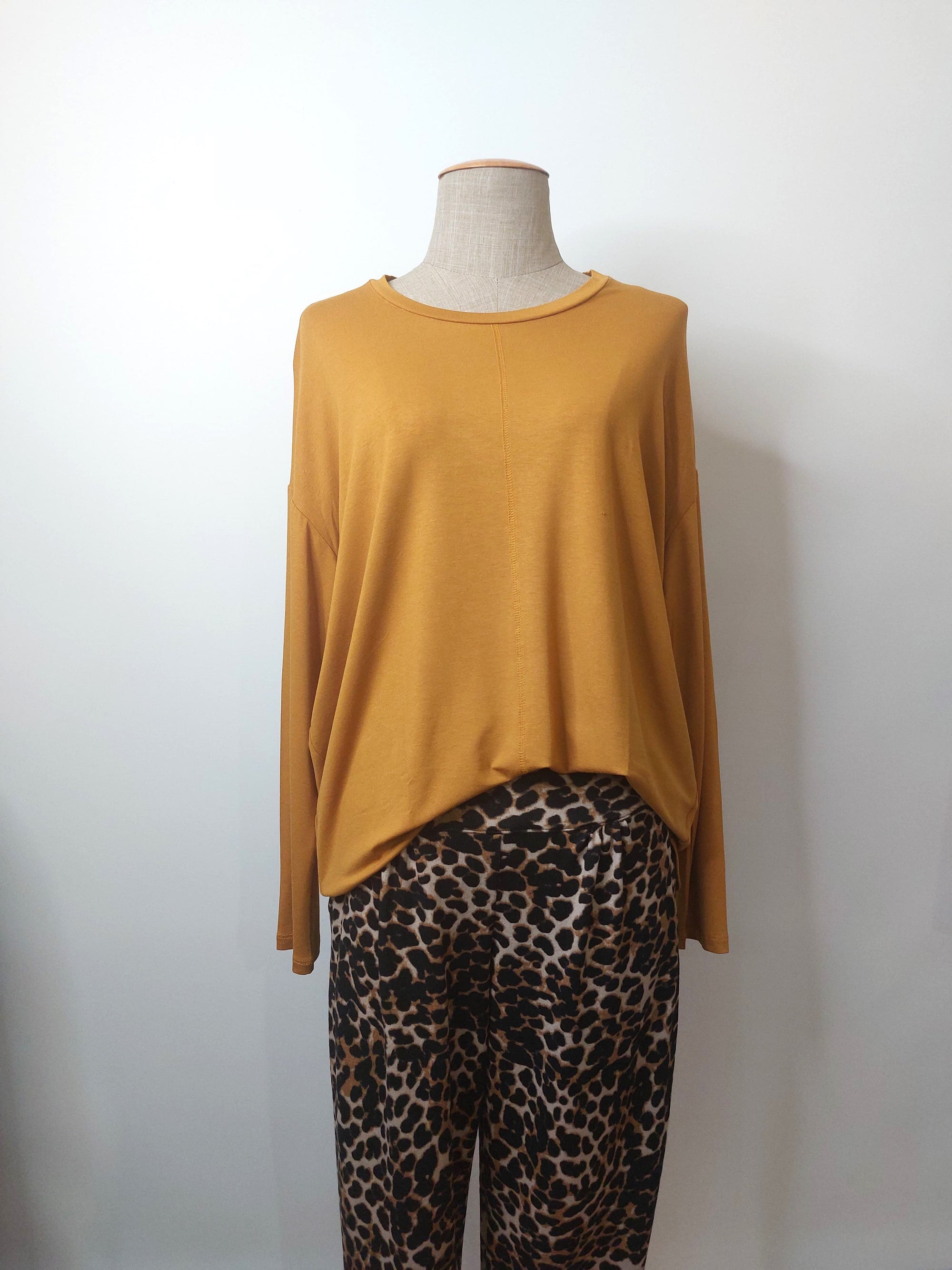 Lila - Classic Tee with Flossing detail