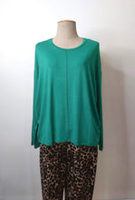 Load image into Gallery viewer, Lila - Classic Tee with Flossing detail
