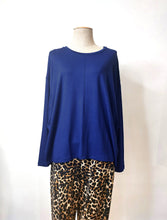 Load image into Gallery viewer, Lila - Classic Tee with Flossing detail
